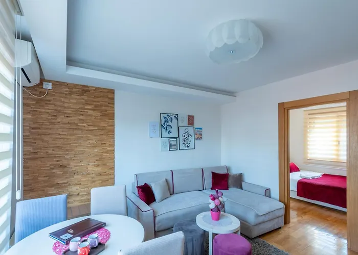 Konaciste Egoiste - Centar * זלאטיבור